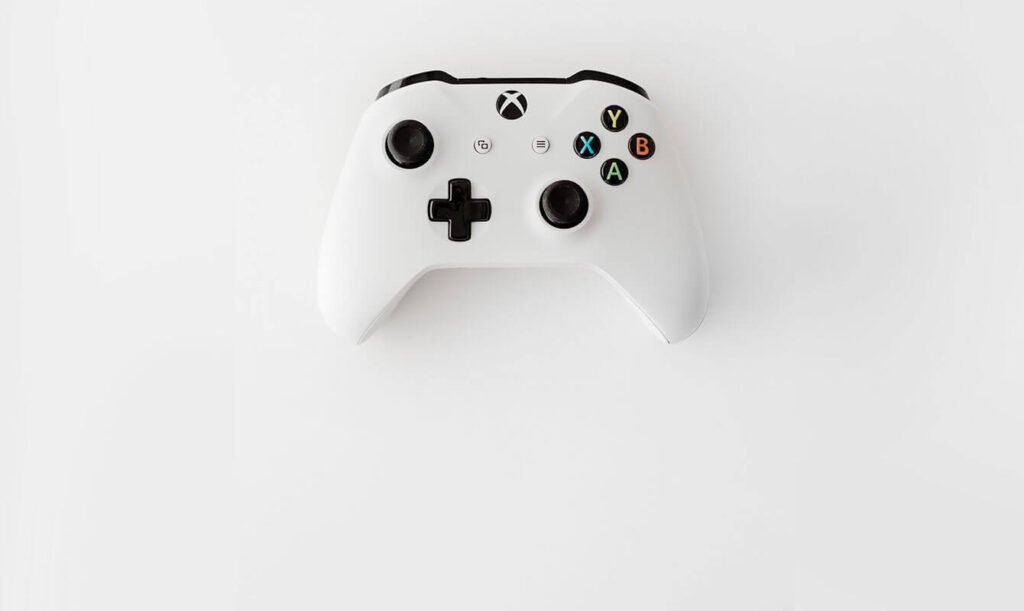 Controller von Xbox in weiß auf weißem Tisch